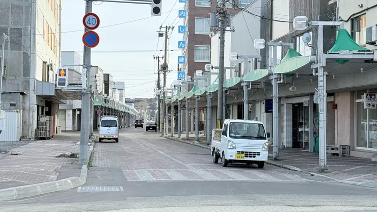 空蕩蕩的商店街