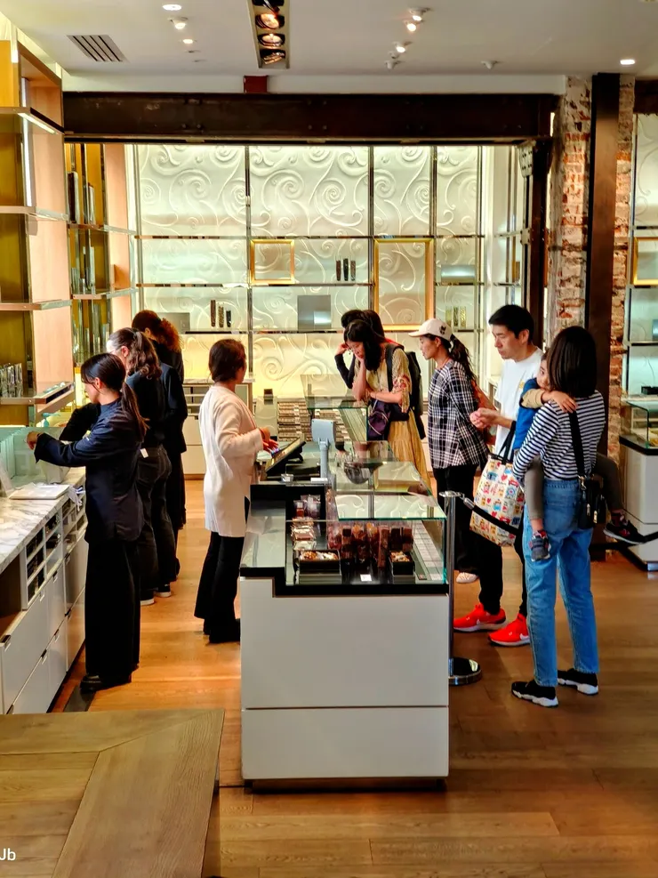 【雅克傑南把水果糖當精品賣 女兒慕名揀擇小包裝做禮物！雅克·傑南(Jacques Genin)是以製作巧克力、焦糖和法式糕點而聞名的法國糕點師，怡青說它的水果軟糖（pâtes de fruits） 是法國最好吃的。我和老婆吃糖有限，進門試吃一粒就滿足了，女兒慕名而來，特別精挑細選了幾種口味、顏色， 最小包裝盒，當作回國後送同事、好友的小禮物。】