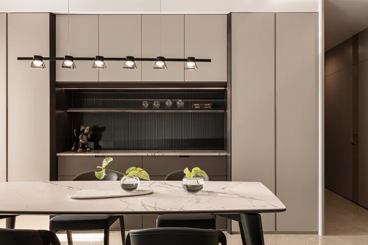 (作品呈現：皇苑御之苑 - 現代風‧灰色主調‧乾淨開闊的 3 房都會宅｜高雄藝瓦室內設計)