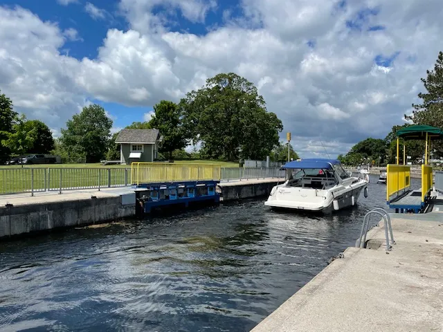 中型艇穿越運河的水閘。