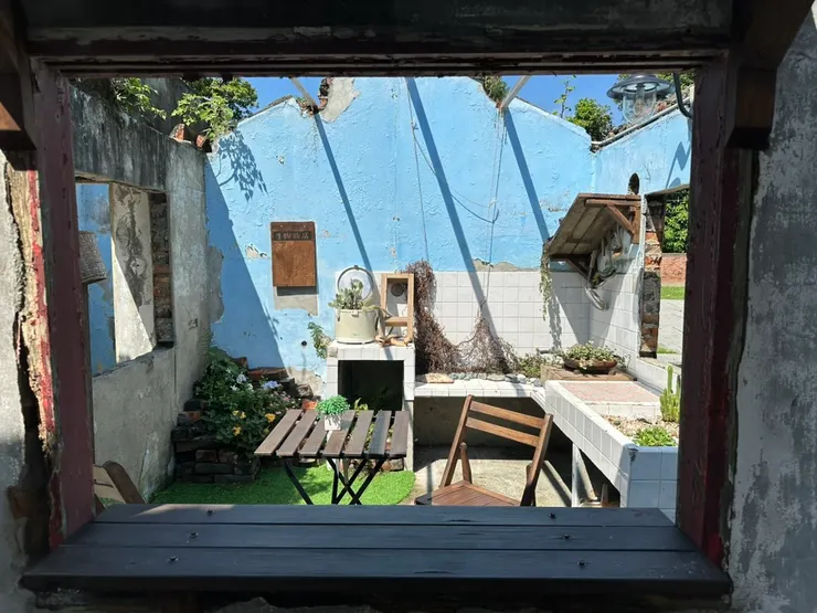 在廢墟裡喝咖啡