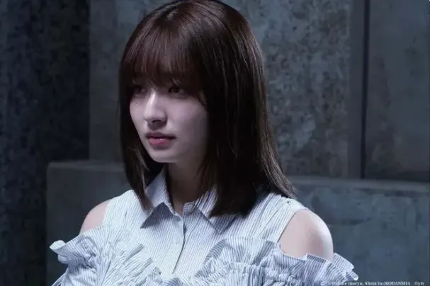 吉川愛飾演的神祕美少女蓮水花音，是本劇的關鍵角色。