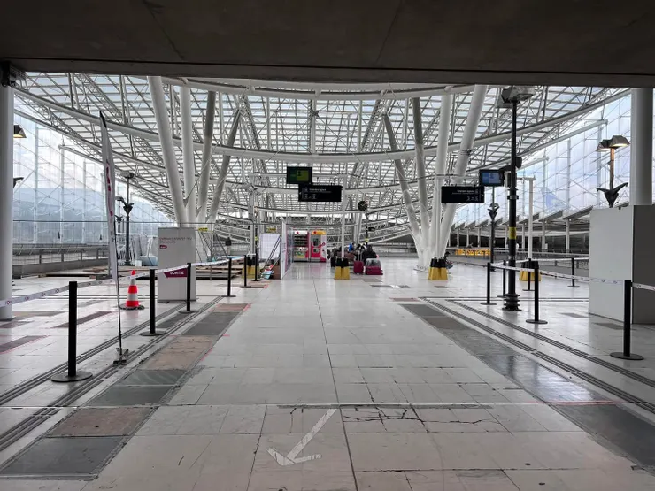 坐手扶梯下去，準備搭火車囉