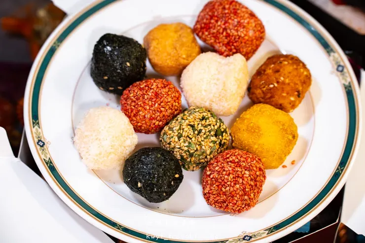 [台中大甲伴手禮]麻姥姥手工餅舖，媽祖欽點的供品？麻荖盆花供佛美翻天，傳承五代百年手藝，過年限定木盒、抹茶口味必搶，2026禮盒推薦