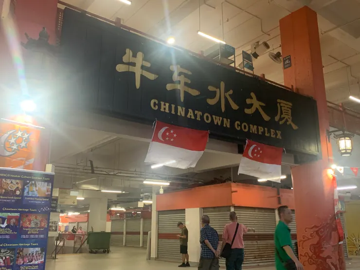 2024年的牛車水大廈,出乎意料地沒甚麼人。