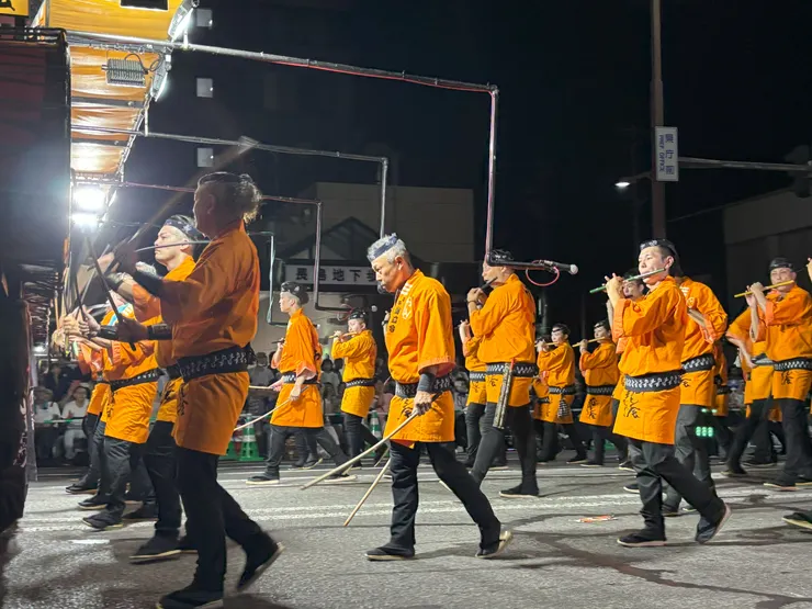 睡魔囃子，用笛、太鼓、手鉦來演出