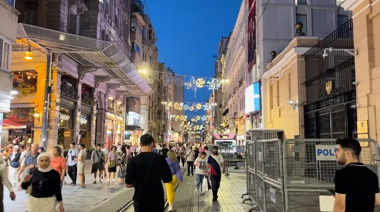 依序為早上到晚上的獨立大街。中間可以看到復古電車貫穿的樣子，真的很酷。