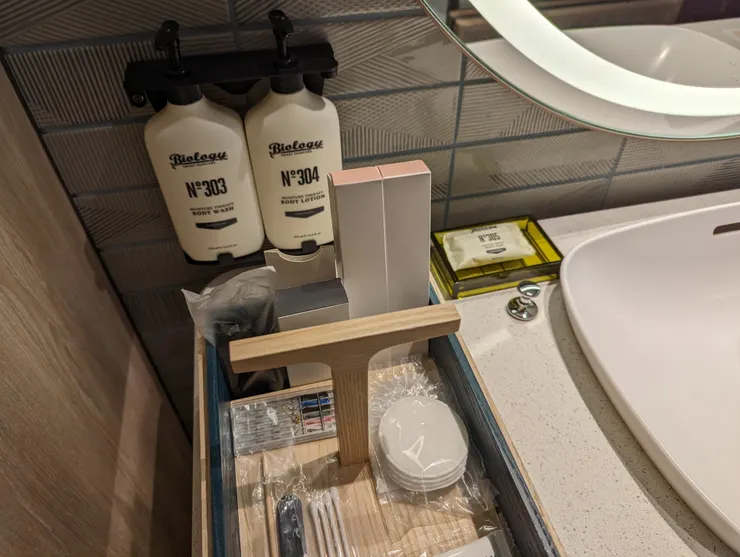     盥洗備品是澳洲Biology Smart Skincare，味道很香又天然，讓人忍不住想多洗幾次澡！