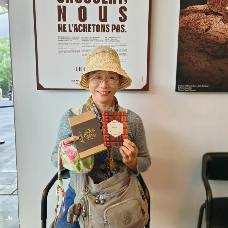 【交通樞紐購物中心快樂試吃糖果！既然試吃得很快樂，總得交關一些。】