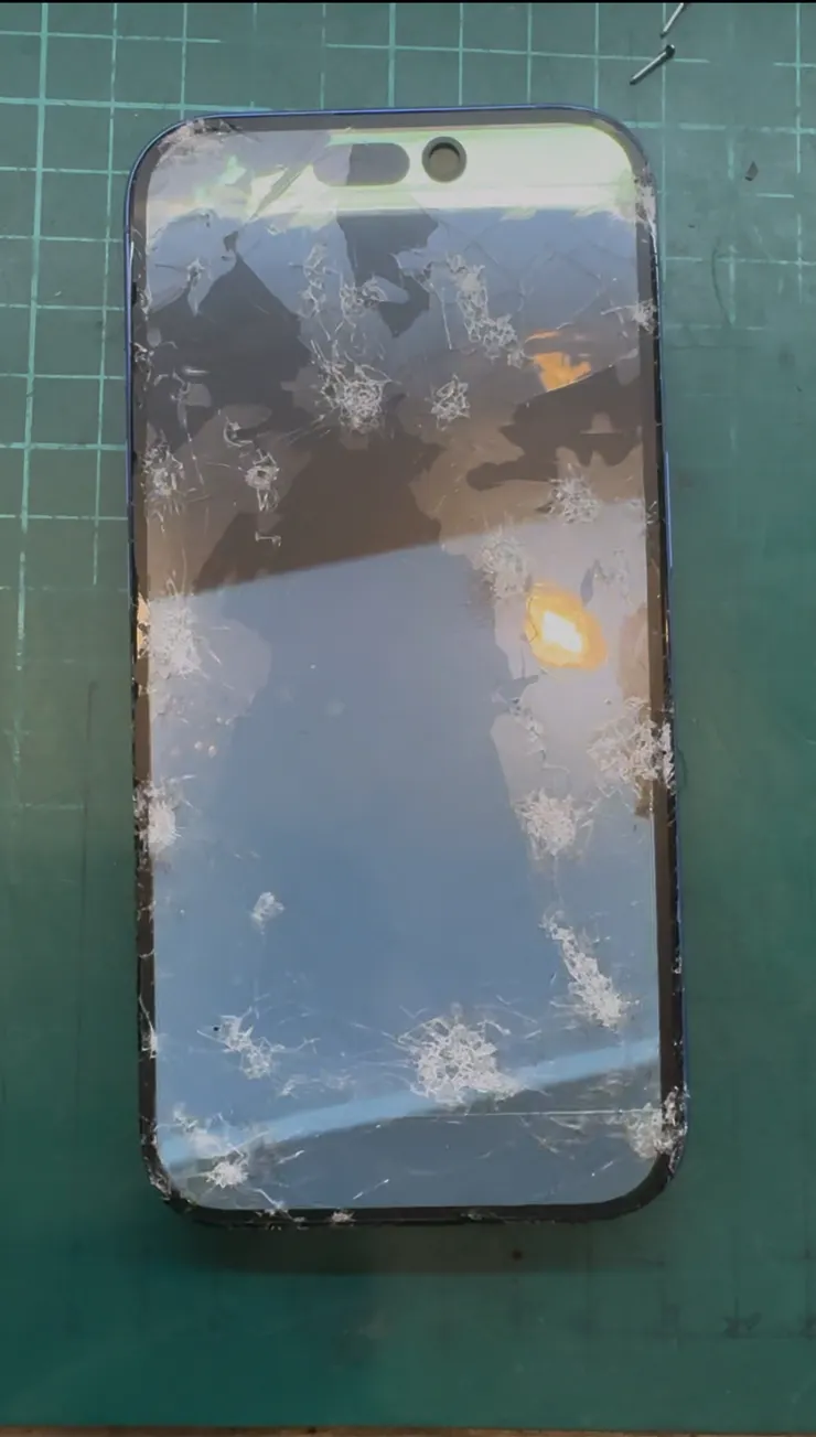 iPhone 16 維修前螢幕爆裂+中框變形
