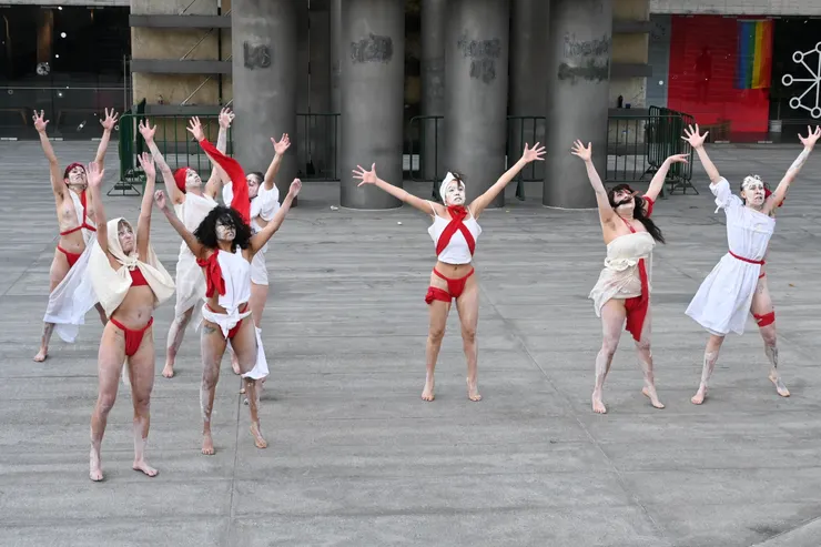 Altar a la Patria 對出的廣場有人露天表現