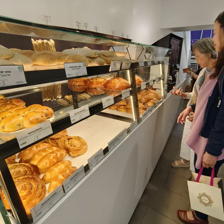 【老城區建築典雅商號應有盡有，侄女品味高帶訪店家俱為上選！麵包店Alex Croquet，可頌有名。】