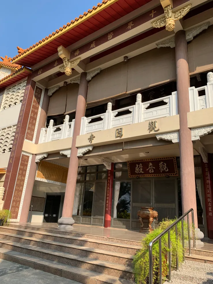 觀音殿的右邊是餐廳,那日自左穿越差點摔跤的瞬間受到極大驚嚇,自此繞道而行,畢竟那一跌的後果不堪設想。