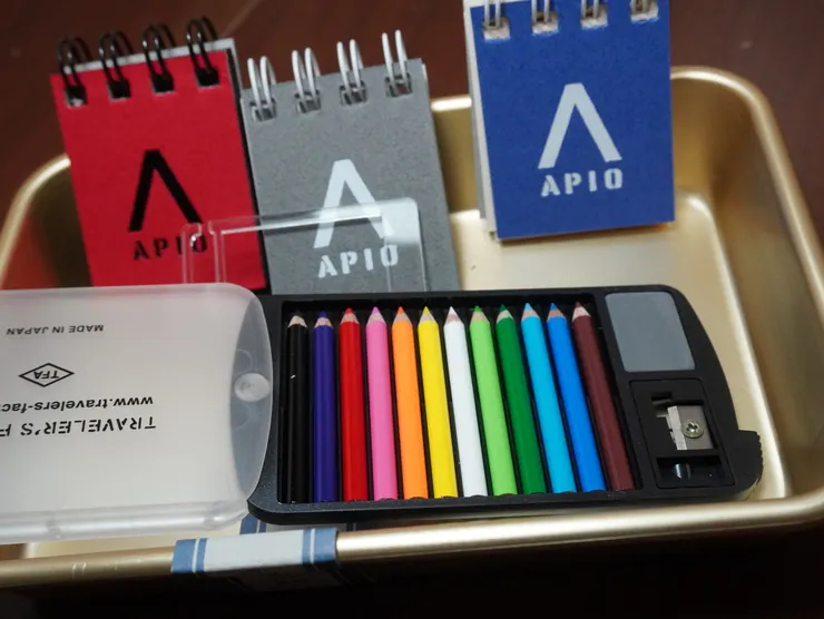 圖2 迷你色鉛筆及素描本