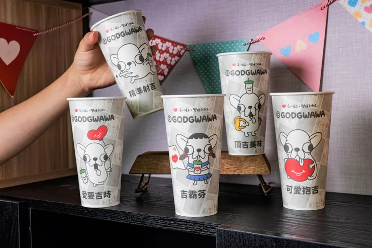 圖說：清心福全新一波變種吉娃娃聯名紙杯，以幽默逗趣、台味滿滿設計一系列「吉」字輩諧音梗，連口音細節都不放過。（資料來源：清心福全）