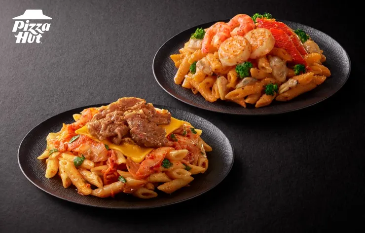 必勝客隆重邀請施捷夫擔任聯名監製與風味設計，研發充滿異國靈魂的日式「明太子干貝鮮蝦筆管麵」與韓式「泡菜起司雪花牛筆管麵」兩款匠心之作，單點只要189元！