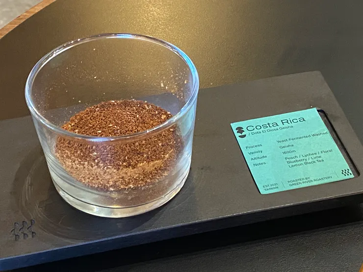 咖啡沖煮之前，會先磨成粉讓人聞香