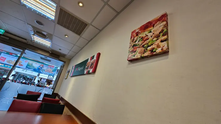 拿坡里披薩的牆上也掛滿了許多照片!