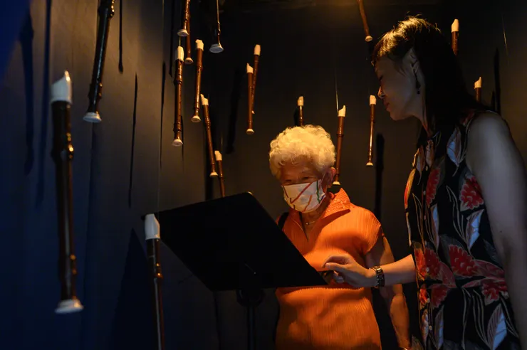 曹開夫人，曹羅喜女士參觀林靖偉〈HIP練習室〉。攝影：王世邦