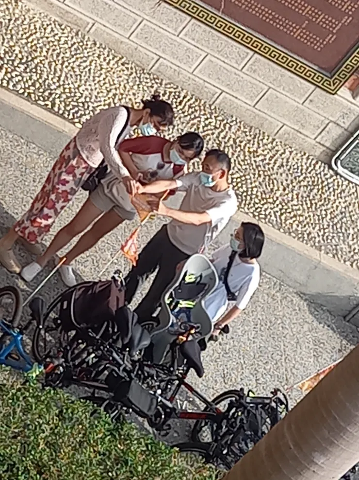 鹿耳門天后宮 路過民眾,在看旗子的內容