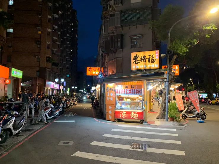 我們選了一家餐館吃完晚餐。