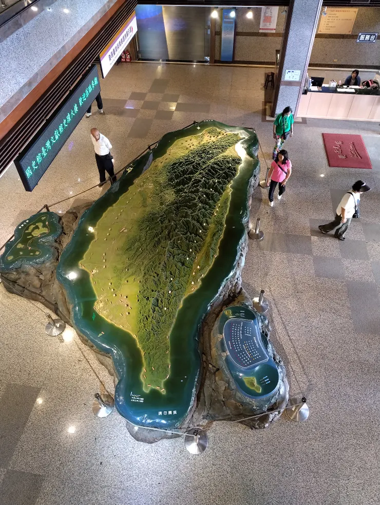 超大的臺灣地形圖模型