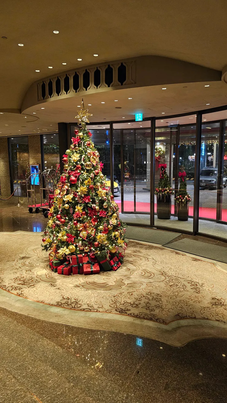 這是台北遠東香格里拉大廳的聖誕樹!