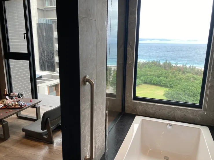 泡澡時還可以看到美麗風景!藍藍大海跟天空!