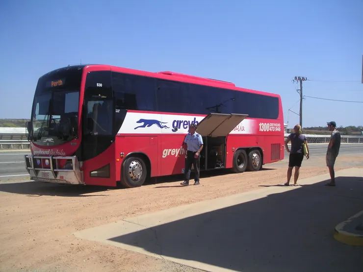 這是開往西澳首府伯斯的澳洲灰狗巴士!