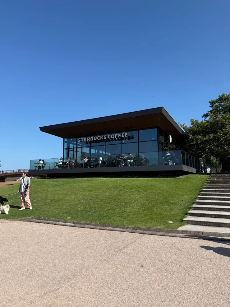據說有最美星巴克稱號，面湖的位子早上很快就會被搶光，但下午會太熱太刺眼，就也是取捨囉XD 店員下午會把窗簾拉起來，因為真的太刺眼了XDDD