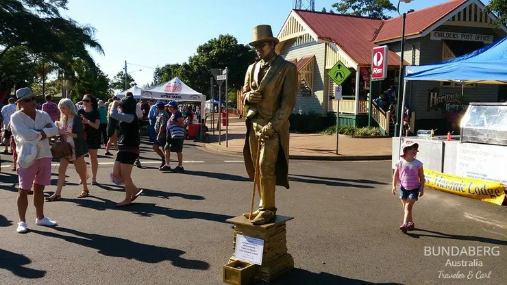 假日市集街頭藝人，如果投錢到箱子，他會與之互動