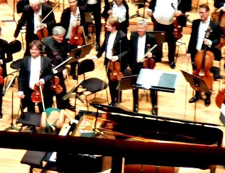 【美麗金綠晚禮服王羽佳誇張鞠躬 彈出蕭邦如詩夢境中初戀的遐想！彈奏完答謝觀眾掌聲，手機望遠拍攝，不太清楚，意思到了！】