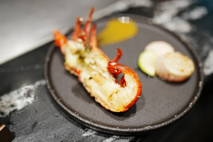 最後吃了四個半隻