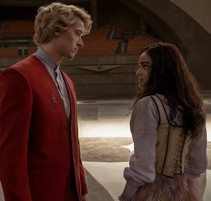 偶然之間「牽手」成功的導師史諾與貢品露西