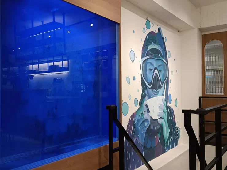 一樓最吸晴的就是這面通往地下室樓梯的牆