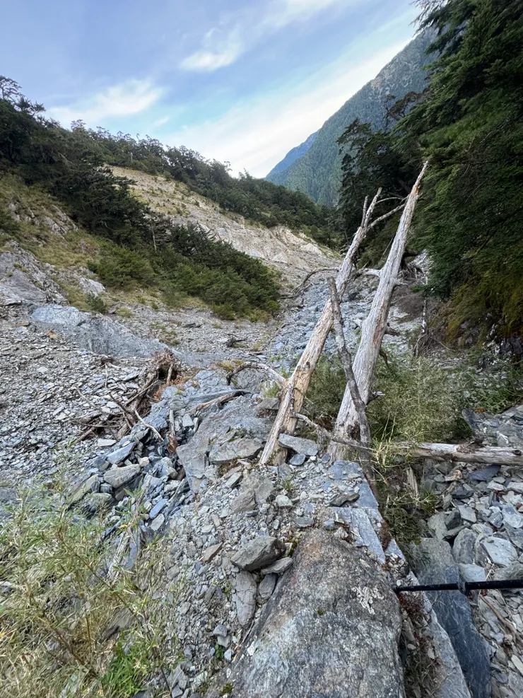 還不太難走的碎石坡