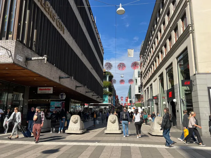 皇后大街是條步行街，由石獅子鎮守著，是當年減低恐攻危害的功臣。