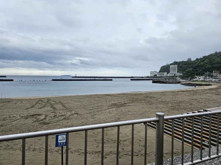 山後面略略出現的熱海城