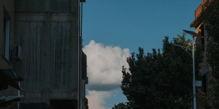 艱辛地把車推回青旅後，看見巨大的雲層被夾在低矮的房屋間