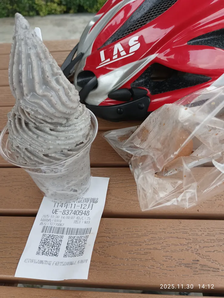 黑豆冰淇淋及茶葉蛋；冰淇淋配豆油伯的醬油或豉麻醬好吃