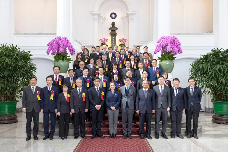 ▲副總統蕭美琴(中)、婕樂纖創辦人呂世博與其它台灣卓越公司之授獎人。(圖／婕樂纖提供)