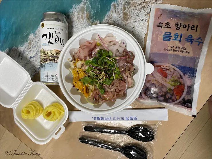 這張美美的小桌子靠在牆邊，還以為是一幅裝飾用的畫呢