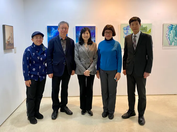 攝影家林存青（左一）擔任展覽紀錄。