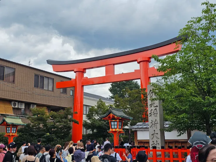 出站對面就是稻荷大社,真的是萬頭攢動