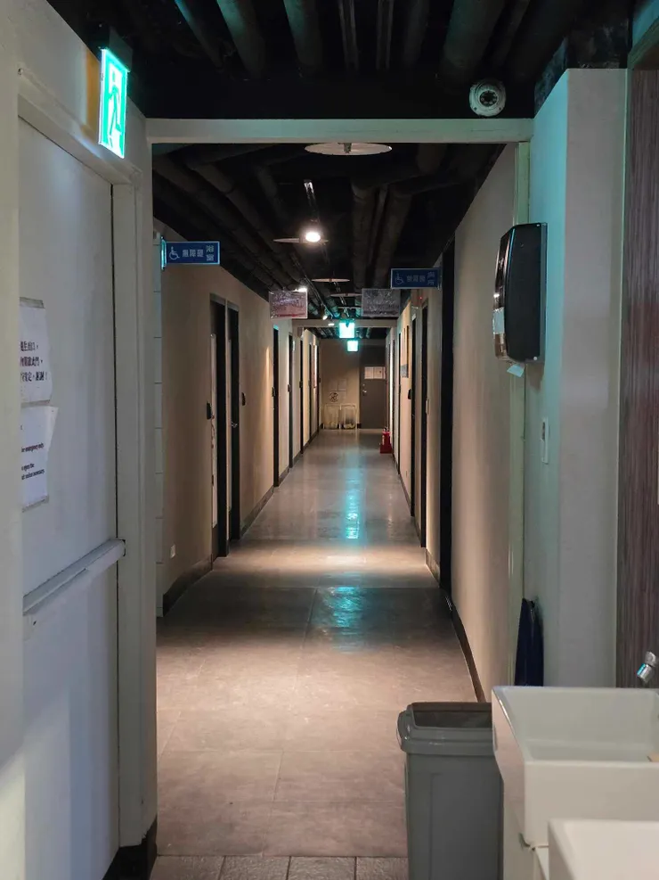 走廊兩側都是房間，整體格局就是一條路走到底