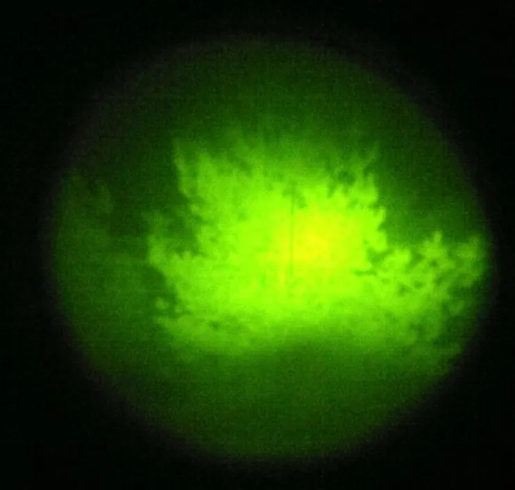 實際上蘇聯早在1957年入役的T-54B上就安裝了TKN-1紅外線主動夜視鏡，比整個北約都早 - 美軍直到1962年的M60A1開始才配備夜視鏡。圖中是TKN-1紅外線夜視鏡的觀察效果，在開啟紅外線大燈，或者對方同樣開啟紅外線大燈的情況下可以識別大約250米外的戰車大小的目標，T-62的TPN-1則提升到大約800米，且在有較充足星光/月光的環境下純靠被動模式也能有大約400米探測距離。