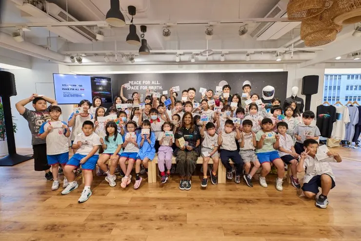 ▲「UNIQLO PEACE FOR ALL 慈善T恤企劃 — 太空人與台灣學子有約現場超過 60 位台灣學子與太空人面對面交流
