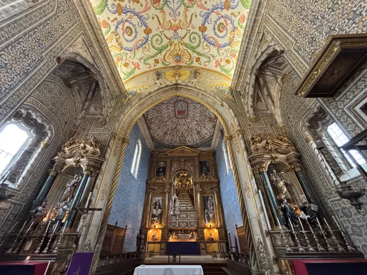 禮拜堂內部裝飾很美 整個牆面都是漂亮的磁磚