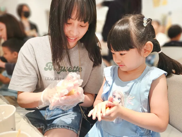 圖說：陪孩子一起動手做鳳梨酥，笑聲與香氣滿溢，留下親子同樂的幸福時光。（資料來源：旺萊山）