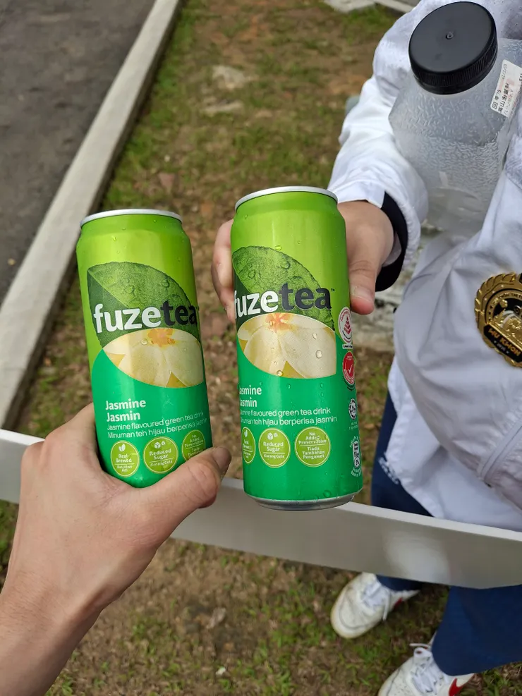 兩瓶罐裝的茉莉綠茶